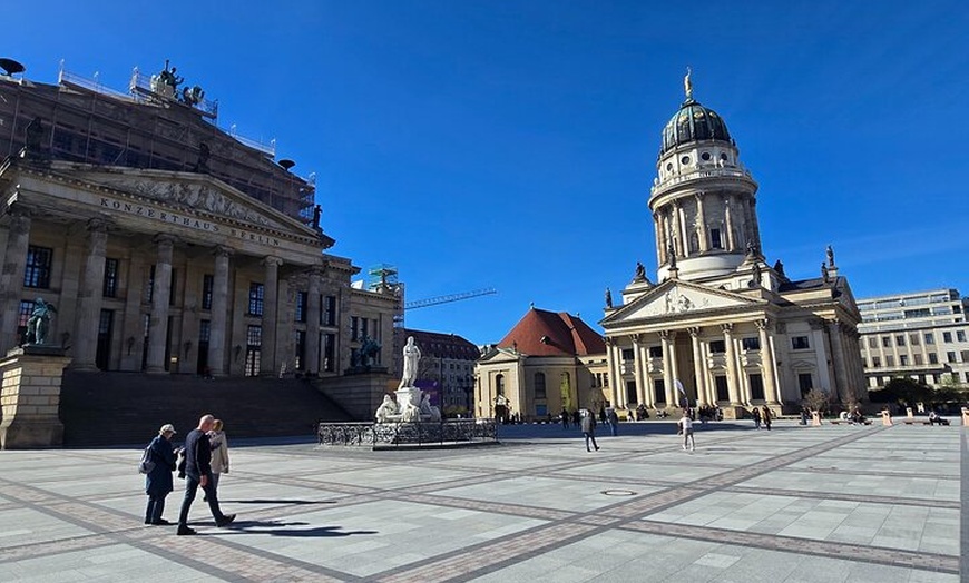 Image 3: Berlin VIP TOUR - Private Bus Tour inklusive Chauffeur und Guide