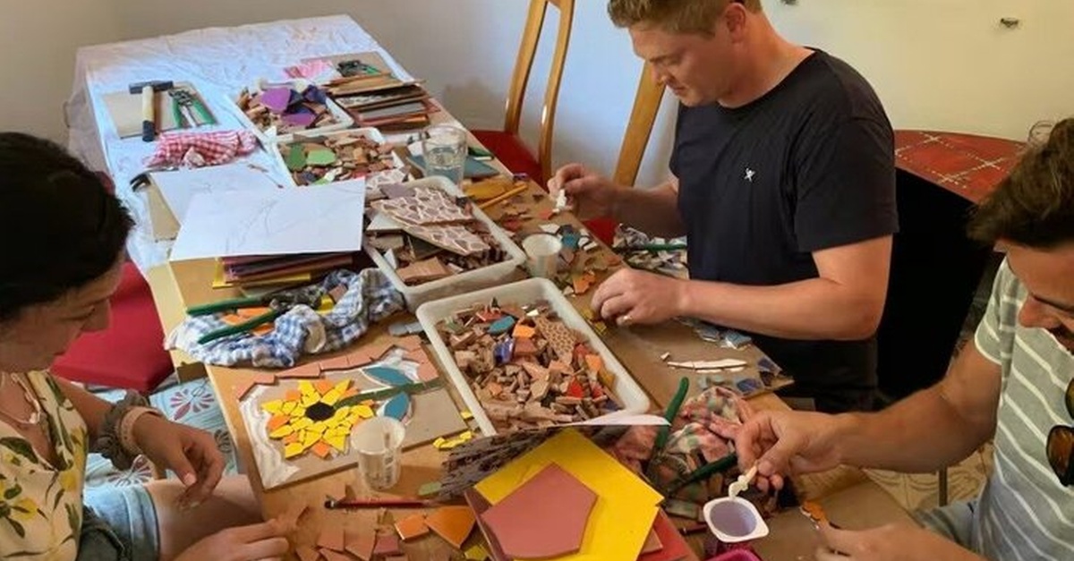 Taller de mosaico inspirado en Gaudí en Barcelona