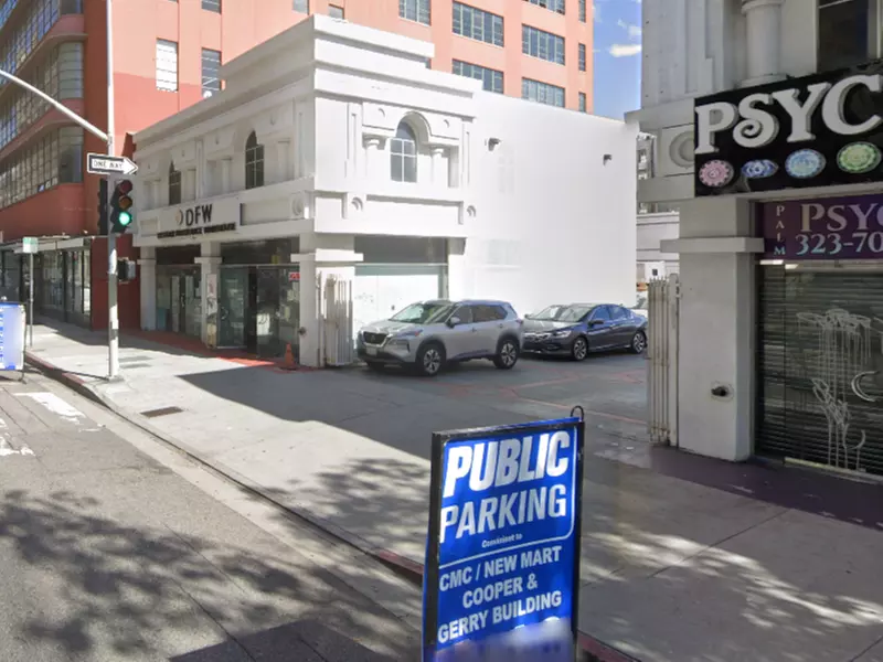 Parking at 922 S. Los Angeles St. Lot