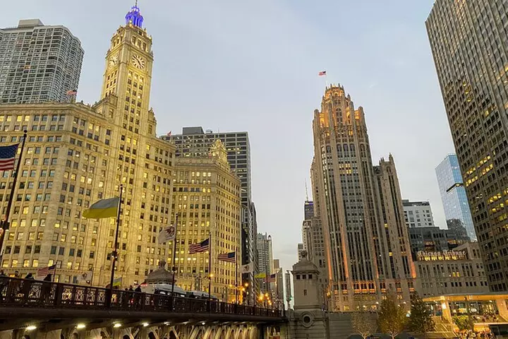 Chicago Riverwalk Architecture Walking Tour and Discover Skyline