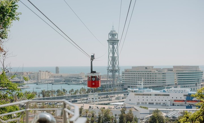 Image 5: Barcelona En un día Sagrada, Park Güell, casco antiguo y teleférico