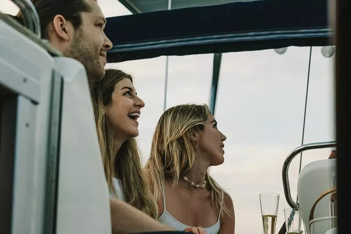 Crucero al atardecer en Barcelona liderado por Young & Local Captain