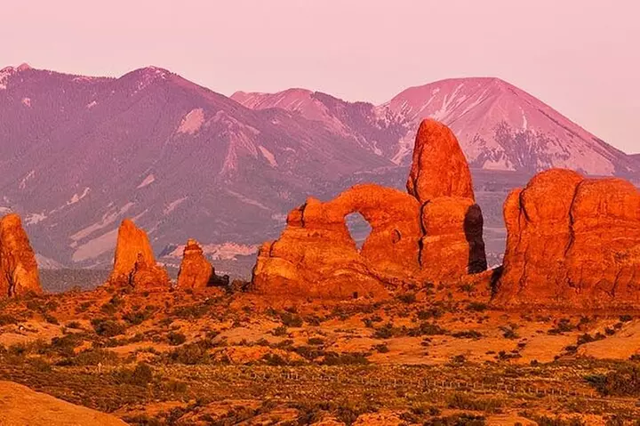 3-Hours Sunset Arches National Park Pavement Sights Tour - Primary Image