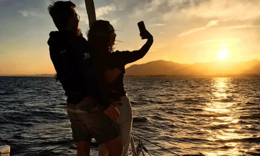 Image 3: Marbella: Crucero al atardecer en catamarán con aperitivos y bebidas