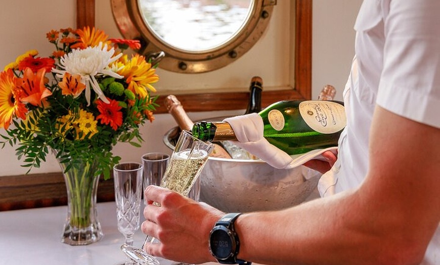 Image 9: Sightseeing Bootstour auf historischem Schiff in Berlin