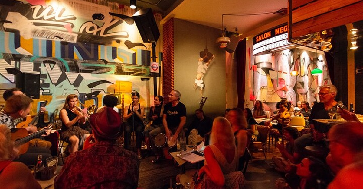 Gastronomía local y música en directo en Ciutat Vella, Barcelona