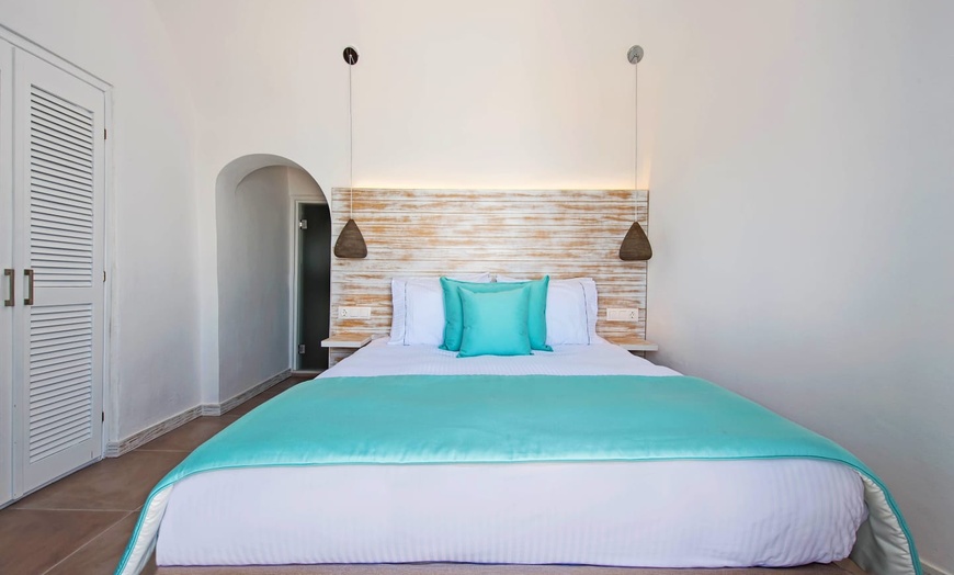 Image 5: ✈ SANTORIN | Fira - Athina Luxury Suites 5* - Vue panoramique