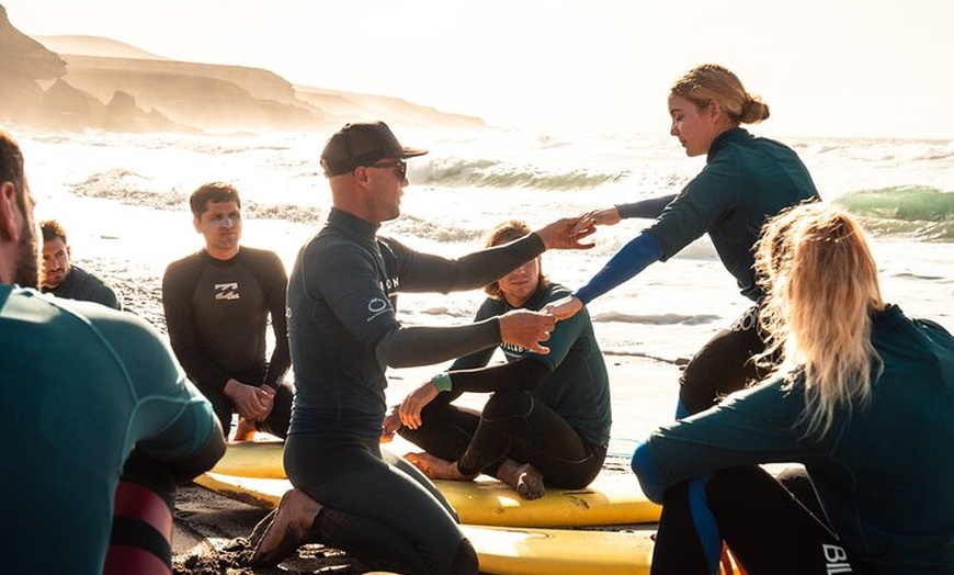 Image 3: Aprende a surfear en las interminables playas del sur de Fuerteventura