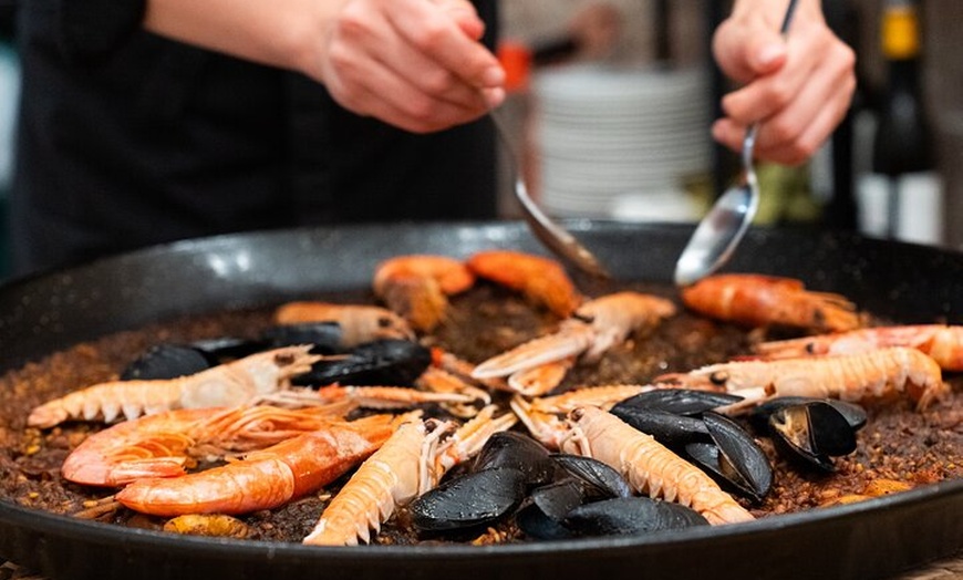 Image 3: Barcelona : 5 - Curso de Cocina de Paella con Cava & Sangria