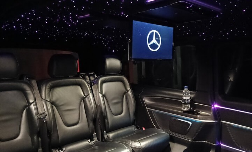 Image 2: London To Southampton Transfer to Stonehenge and Sailsbury