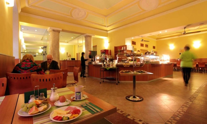 Image 3: ✈ RÉPUBLIQUE TCHÈQUE | Prague - Hotel Atlantic 3*, 2 nuit - Découverte