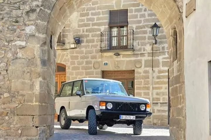 Excursion privée d'une journée sur les vins des Côtes du Rhône en Vintage Range Rover - Primary Image