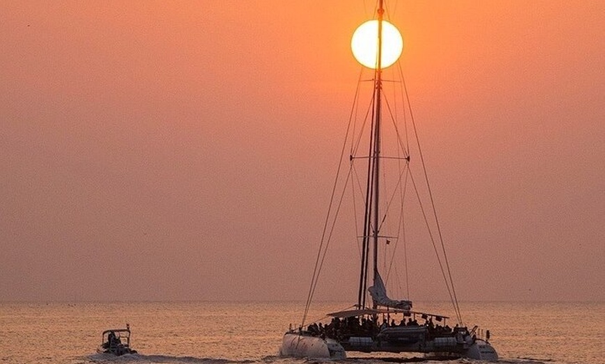 Image 2: Puesta de Sol desde LLoret de Mar con Dj y bebidas