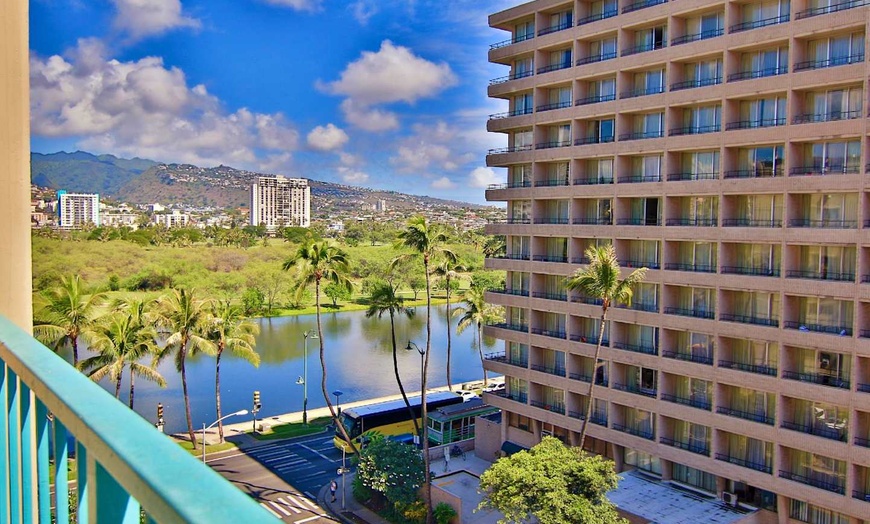 Image 2: ✈ HAWAÏ | Honolulu - Aqua Aloha Surf Waikiki 3*, 7 nuit - Piscine e...