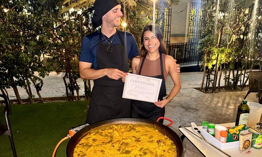 Image 10: Vive la Experiencia Valenciana Cocinando Tu Propia Paella