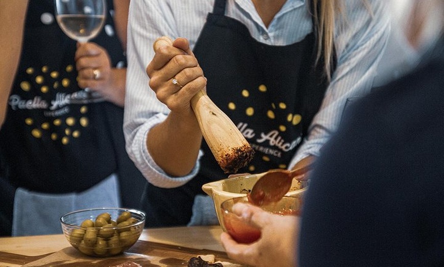 Image 5: Paella Alicante Experience: Tour por el Mercado y después cocinar j...