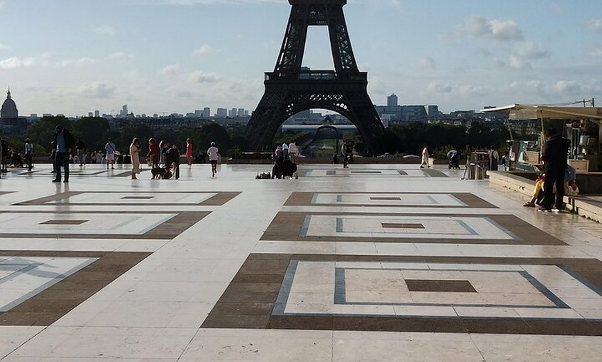 Image 8: Visite de l'ascenseur de la Tour Eiffel au deuxième étage et option...