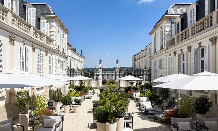 Image 8: Moët et Chandon Veuve Clicquot Taittinger Champagne Paris Tour