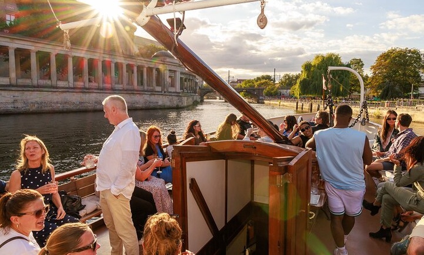 Image 5: Sightseeing Bootstour auf historischem Schiff in Berlin