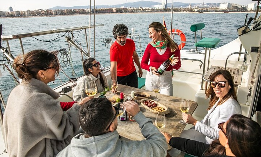 Image 3: Cata de vinos y tapas Premium de Barcelona en Catamarán - Grupo peq...