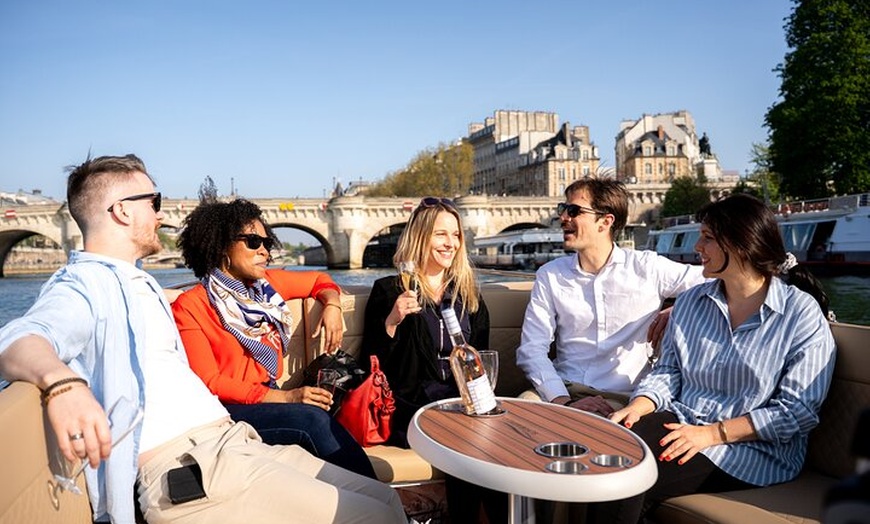 Image 2: Excursion privée en bateau à Paris avec Rosé et Macarons