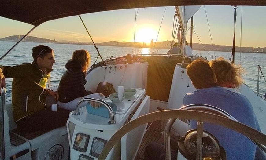 Image 8: Paseo en barco a la puesta de sol en grupo reducido