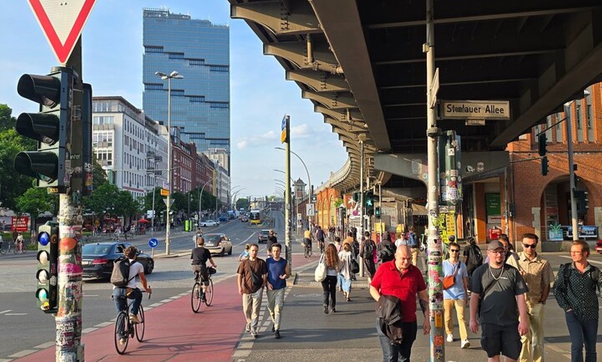 Image 22: Berlin VIP TOUR - Private Bus Tour inklusive Chauffeur und Guide