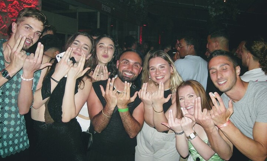 Image 17: OG Barcelona Night Adventure — 3 bares, 3 chupitos y entrada VIP al...