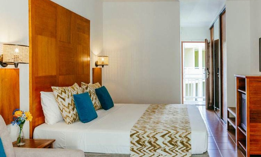 Image 2: ✈ LA RÉUNION | St Gilles - Hôtel Le Récif 3* - Piscine extérieure