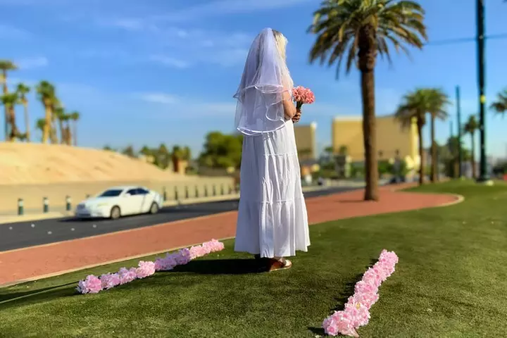 Get Married at the Fabulous Las Vegas Sign + Photos