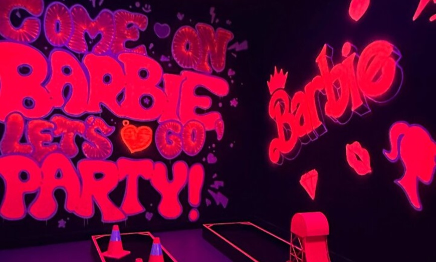 Image 10: Aventura de minigolf interior de 18 agujeros UV Glow en el corazón ...