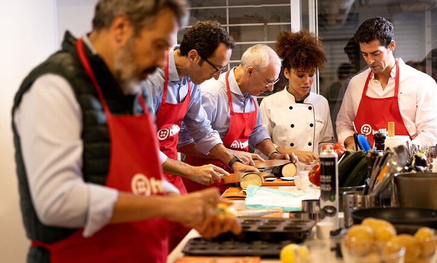 Image 6: 10 Experiencia en Clase de Cocina de Tapas en Madrid con Sangria