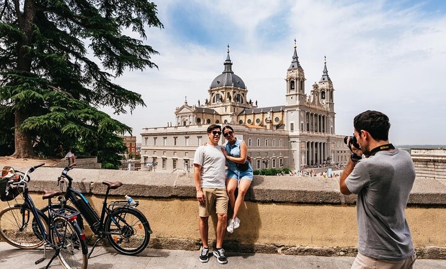 Image 6: Explore Madrid by bike taking photos with Benja
