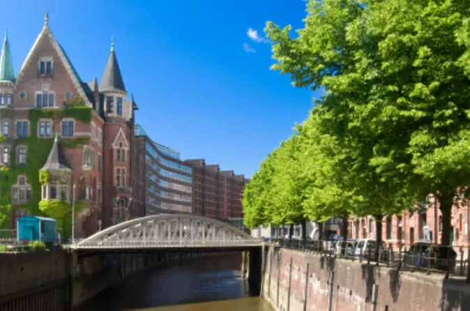 Erkundung der Ufer von Hamburg: Hop-on-Hop-off-Tour mit Hafenrundfahrt und Fahrt auf der Alster - Primary Image