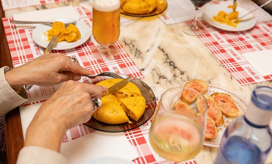 Image 8: Tour de tapas en grupo pequeño por el centro de Barcelona con 6 tap...