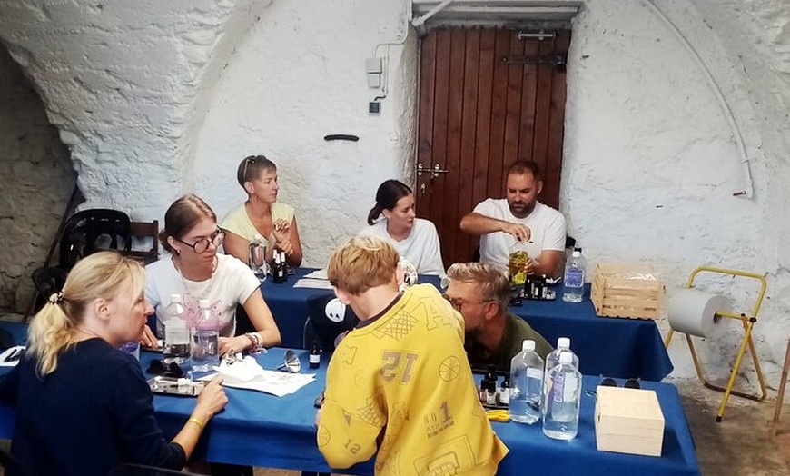 Image 5: Atelier Familial d'Aromathérapie dans une Distillerie Artisanale