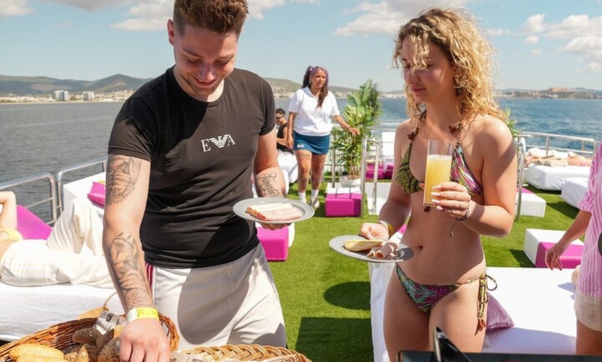 Image 7: Crucero de Ibiza a Formentera con snorkel, paella y barra libre
