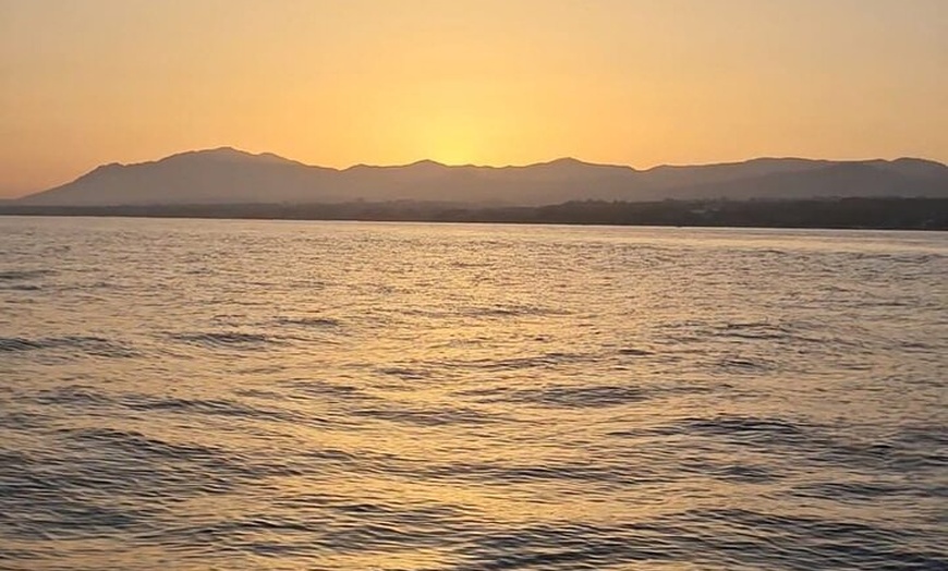 Image 14: Marbella: Crucero al atardecer en catamarán con aperitivos y bebidas