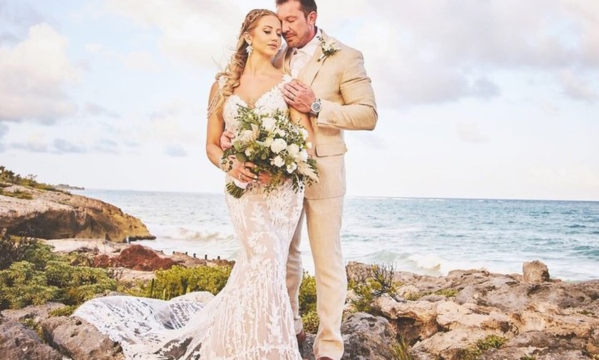 Image 18: Cancun Romantic Beach Photoshoot