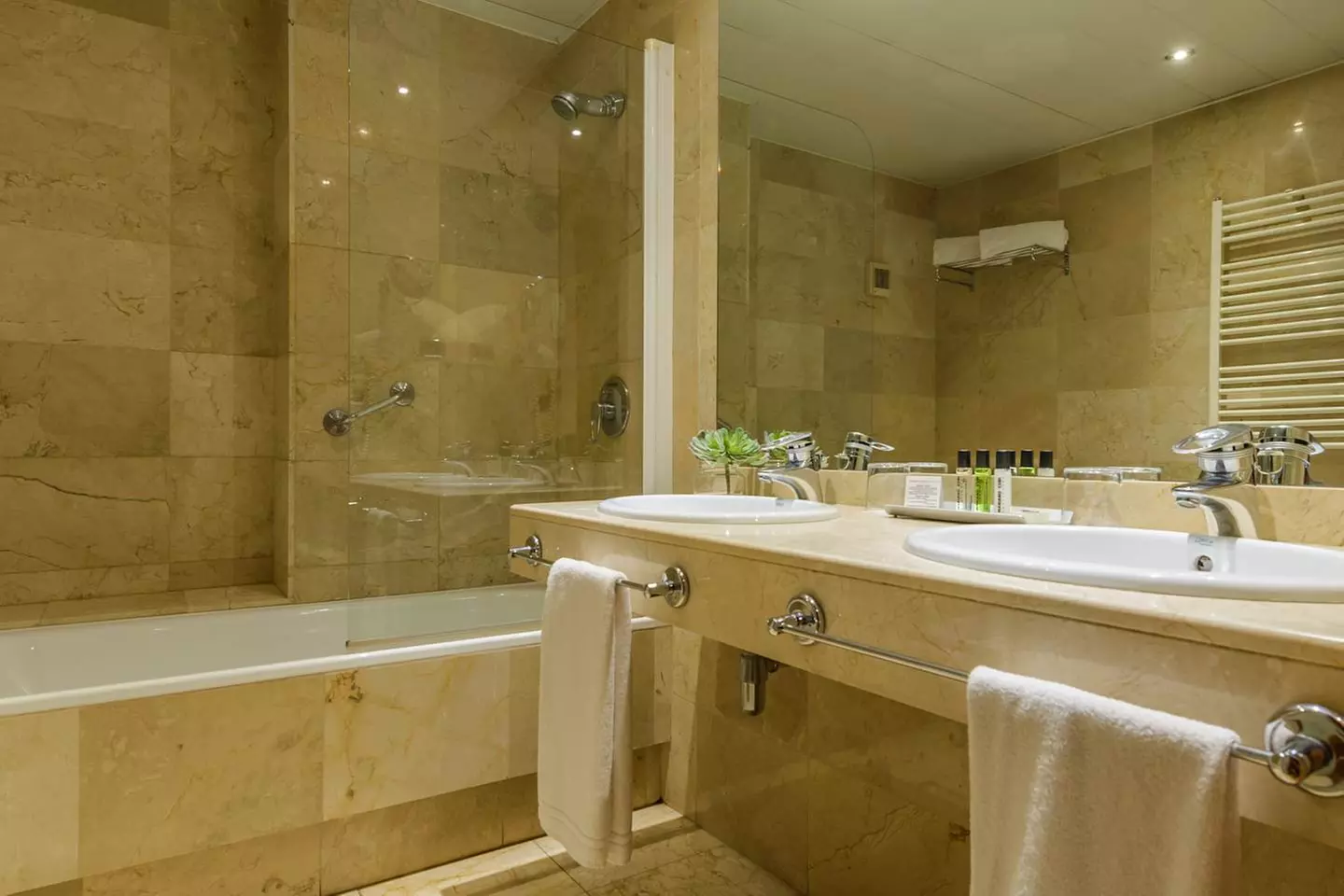 ✈ SPANIEN | Barcelona - Mariano Cubi Aparthotel Barcelona 4*, 2 Näc...