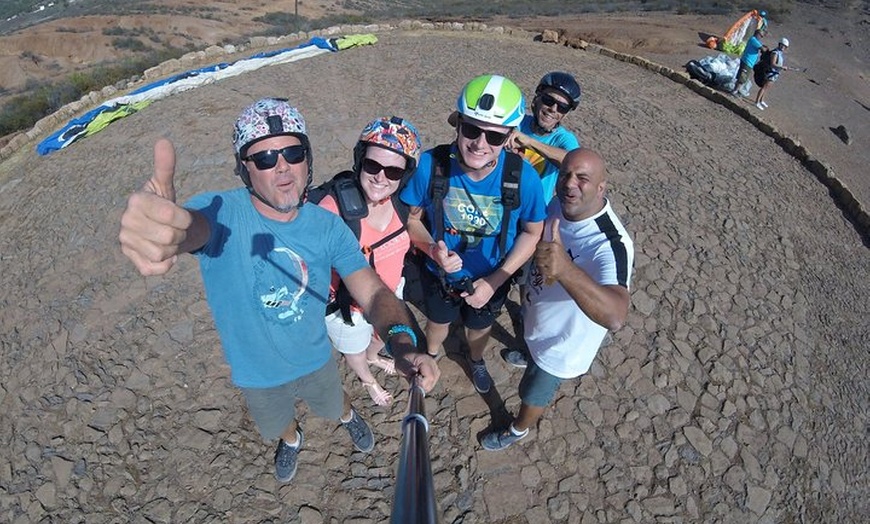 Image 4: Experiencia épica de parapente en Tenerife con el equipo campeón de...