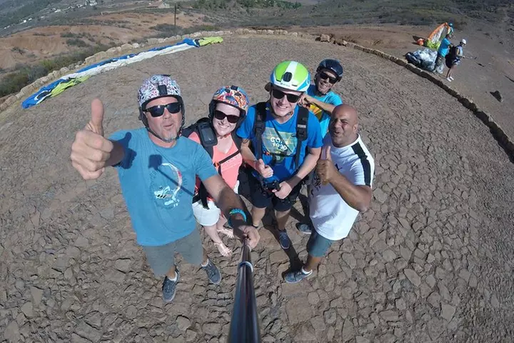 Experiencia épica de parapente en Tenerife con el equipo campeón de...