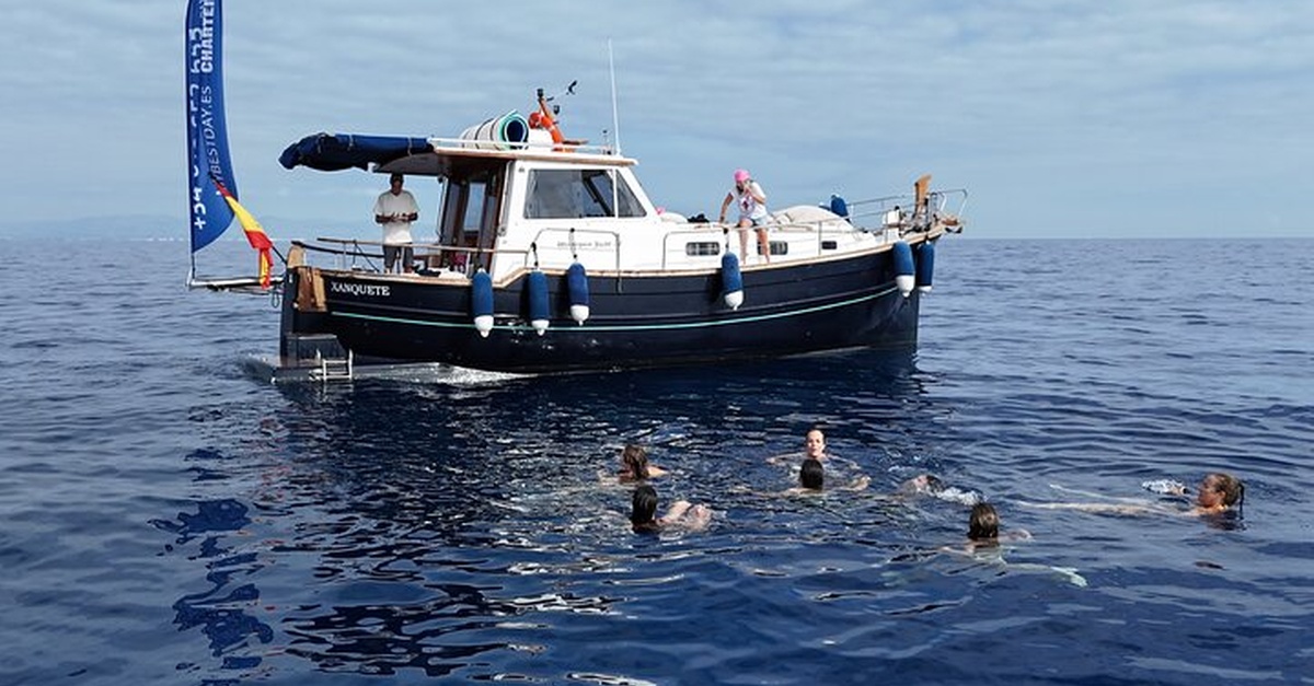 Barco privado navegando por la Costa de Valencia