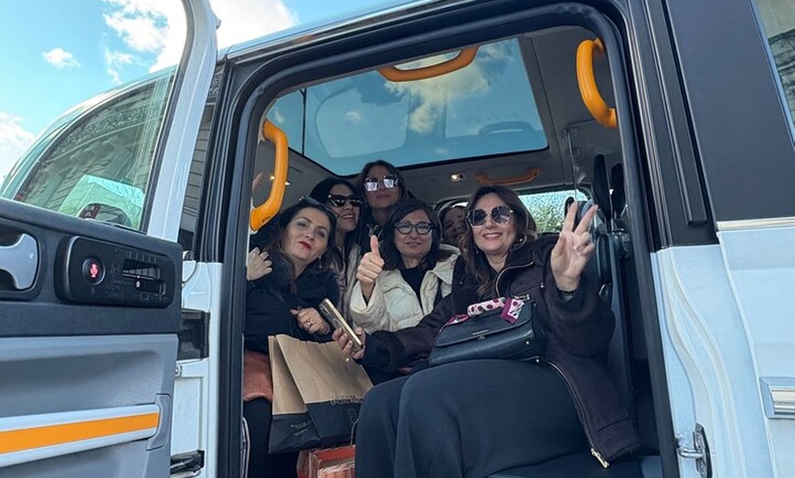 Image 2: Visite privée de Paris en taxi classique électrique à Londres