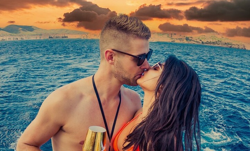 Image 14: Ibiza Sunset Edition Boat Party 3 horas de copas, DJ y puesta de sol