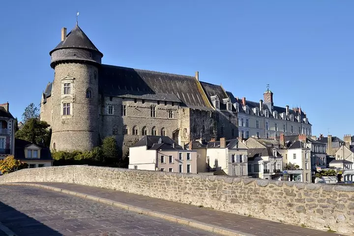 Laval Visite audioguidée à pied 1h15 et 17 commentaires audios - Image 6