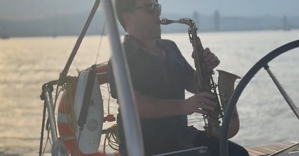 Paseo privado en barco al atardecer en Barcelona con saxofón