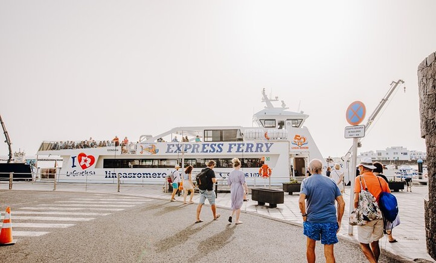Image 1: Lanzarote: billete de barco ida y vuelta a La Graciosa con wifi