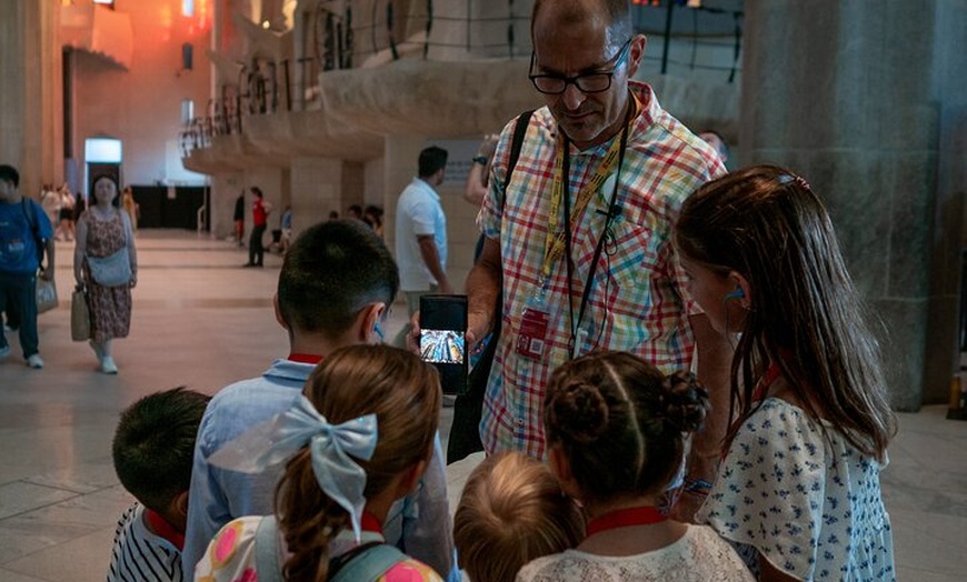 Image 4: Excursión en grupo pequeño a la Sagrada Familia de Barcelona para n...