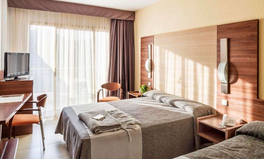 Image 4: ✈ COSTA BARCELONA | Santa Susanna - Aqua Hotel Aquamarina & SPA 4* ...